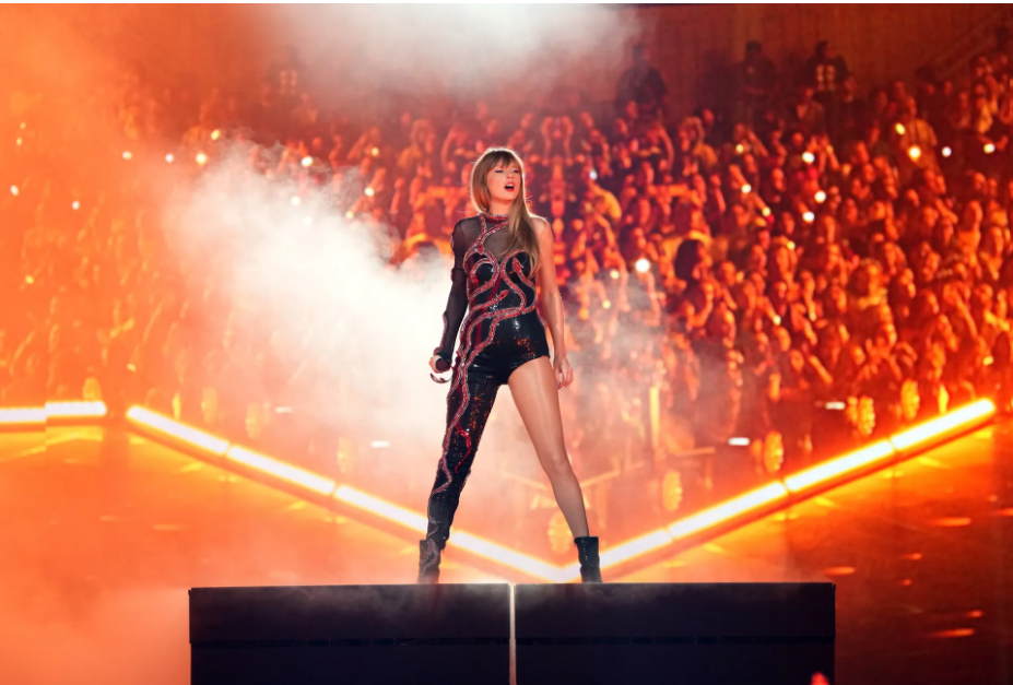 Taylor Swift biểu diễn cực cháy trong tour diễn The Eras Tour.