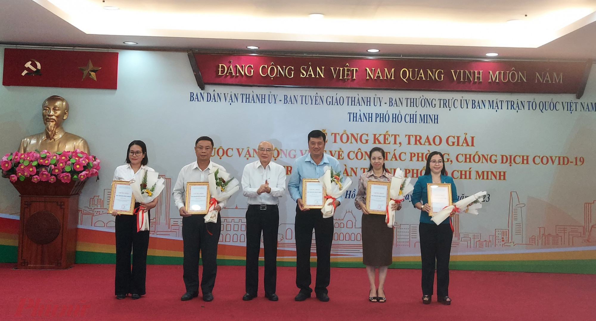 Trưởng ban Tuyên giáo Thành ủy TPHCM Phan Nguyễn Như Khuê trao giải thưởng cho các tập thể đoạt giải nhì.