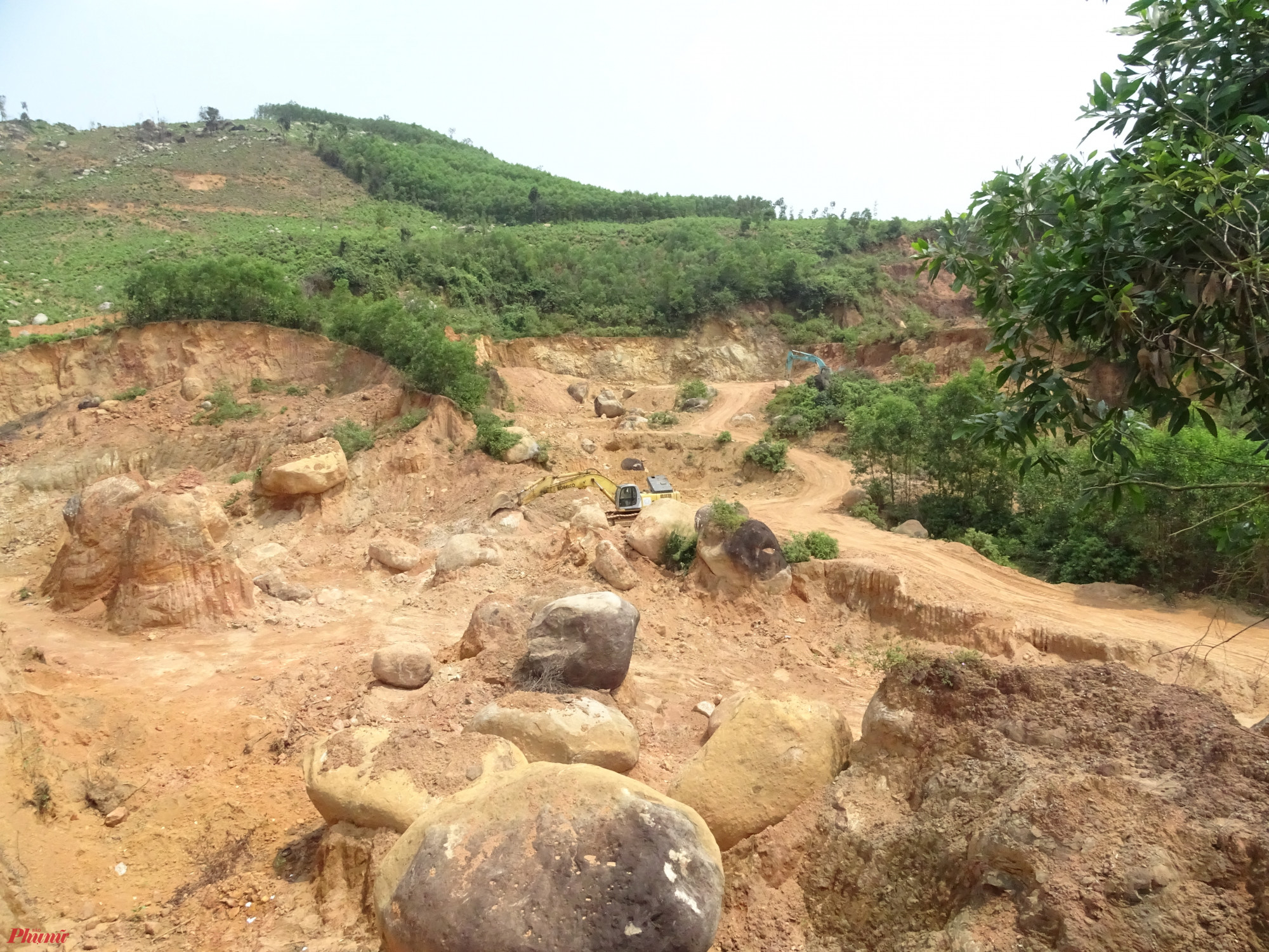 Nhiều mỏ khoáng sản lộ thiên tại huyện Phú Lộc, tỉnh Thừa Thiên Huế bị khai thác nham nhở, không được bảo vệ, hay khắc phục suy thoái, tái tạo môi trường (Ảnh: Nhật Lam)