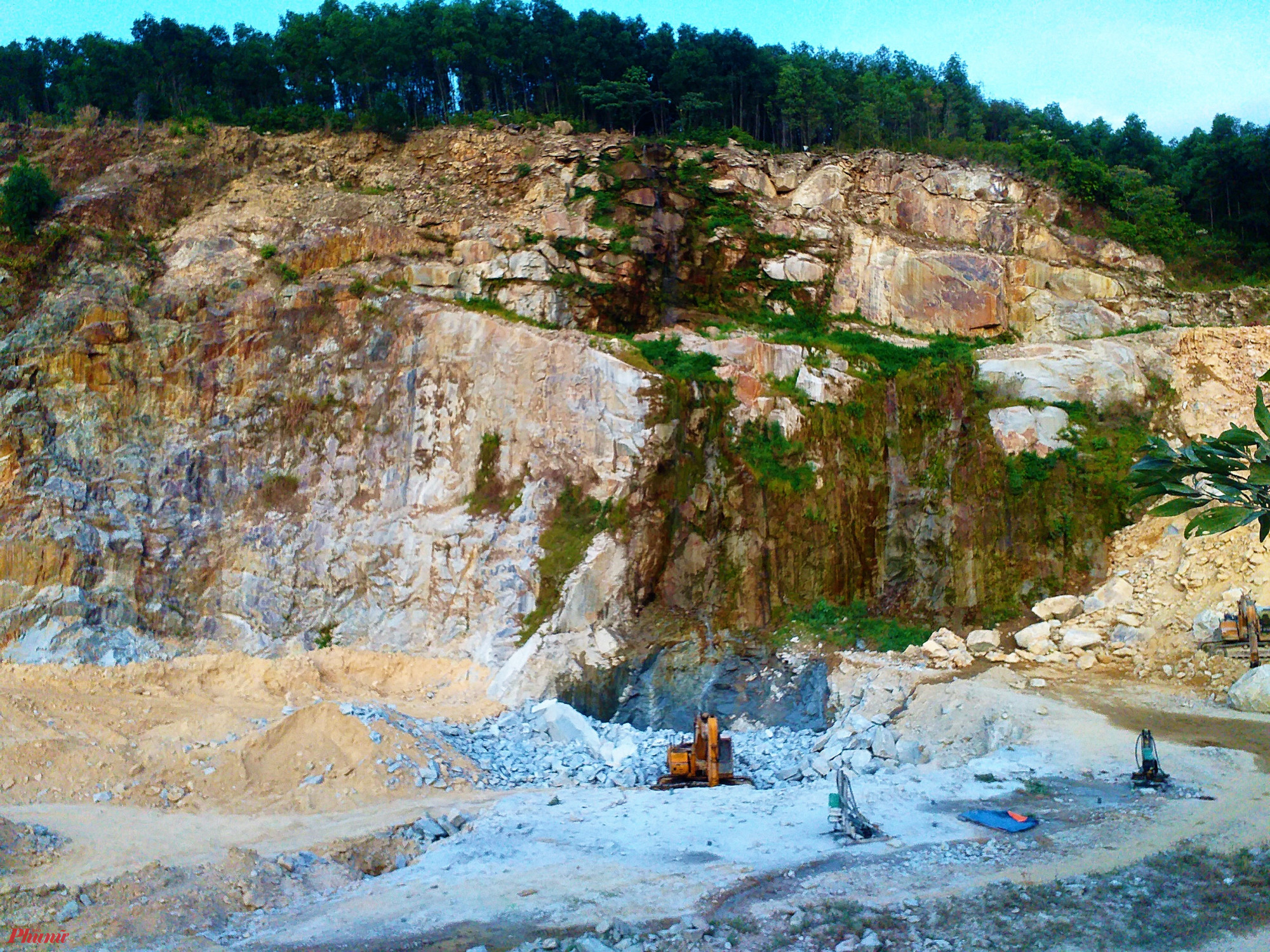 Một số mỏ đá lộ thiên tại huyện Phú Lộc, Thừa Thiên Huế nhiều năm ô nhiễm bụi, tiếng ồn, vận chuyển làm hư hỏng đường sá nhưng qua không được xử lý, bảo vệ như luật pháp quy định (Ảnh: Nhật Lam)