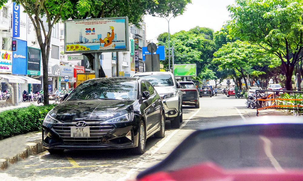 Ô tô đậu ở công viên Lê Văn Tám, quận 1 - nơi được quy hoạch làm bãi đậu xe ngầm nhưng 15 năm qua vẫn chưa thực hiện được - Ảnh: Phùng Huy