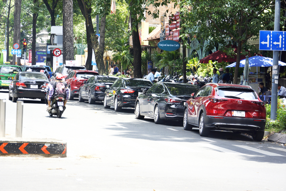 Ô tô đậu thành hàng dài trên đường Phạm Ngọc Thạch vào mỗi buổi trưa khiến việc lưu thông gặp khó khăn - Ảnh: Phùng Huy