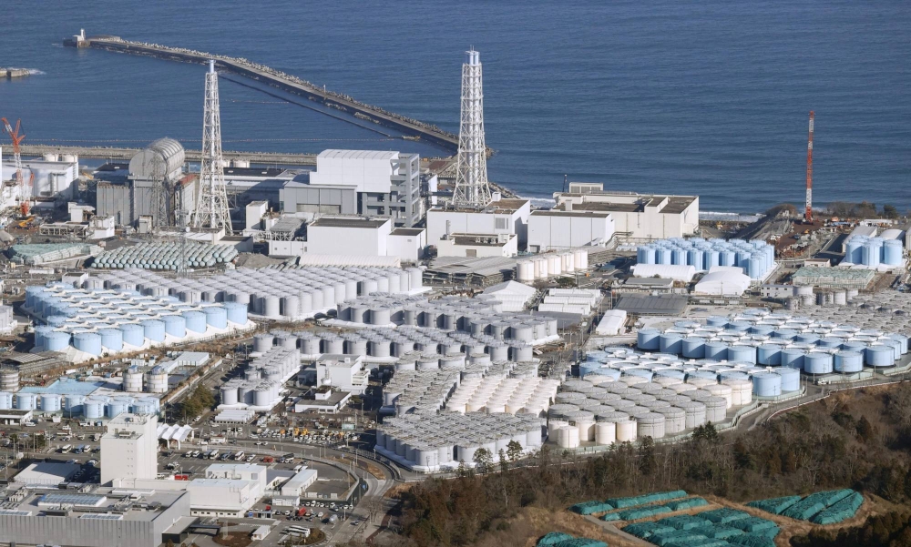 Các bể chứa khổng lồ chuyên trữ nước nhiễm phóng xạ đã qua xử lý tại nhà máy điện hạt nhân Số 1 Fukushima.