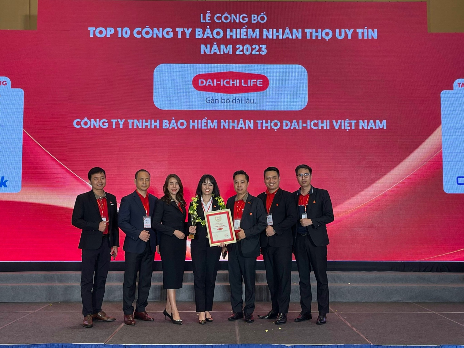 Các thành viên Dai-ichi Life Việt Nam tại Lễ công bố Top 10 công ty uy tín ngành Ngân hàng - Bảo hiểm - Công nghệ năm 2023 - Ảnh: Dai-ichi Life Việt Nam