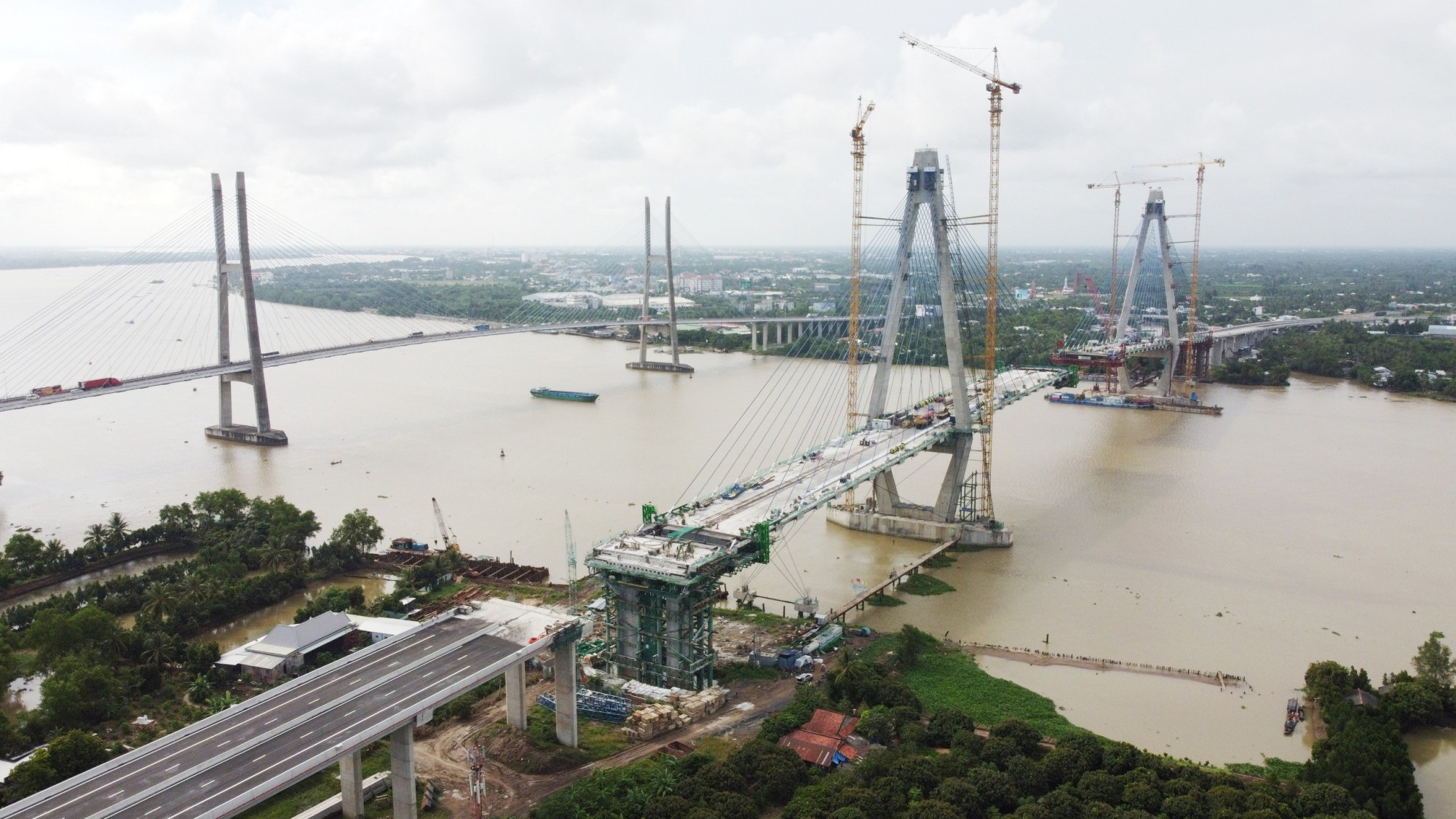 Cầu Mỹ Thuận 2 bắc qua sông Tiền, nối 2 tỉnh Vĩnh Long và Tiền Giang, song song với cầu Mỹ Thuận hiện hữu