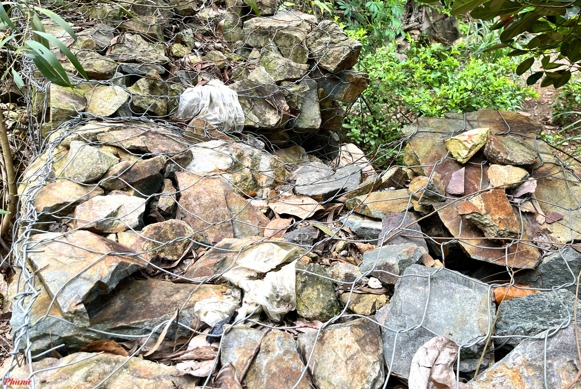 Tuy nhiên hiện kè đá này không còn đảm bảo an toàn trước nguy cơ sạt lở nghiêm trọng ở khu vực rú Rày, rú Rậm. Nhiều đoạn kè bị bị đá lăn từ đỉnh núi xuống văng vào làm vỡ, xiêu vẹo.