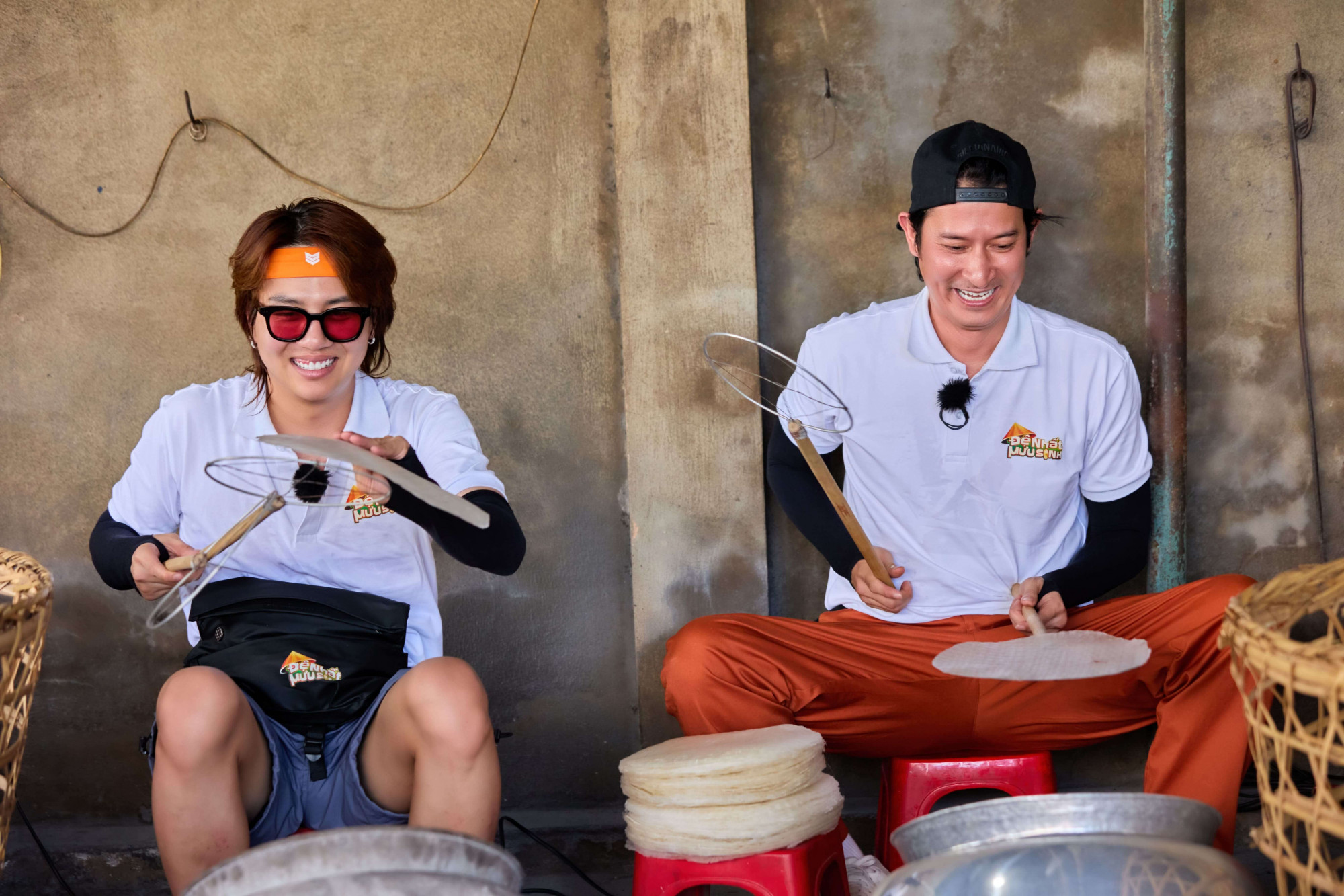 Duy Khánh (trái) và Huy Khánh thực hành việc nướng bánh tráng