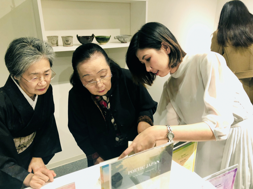 Rei Nguyễn (bìa phải) tại cuộc triển lãm về mùi hương do cô tổ chức tại Nhật Bản năm 2019 - Ảnh do nhân vật cung cấp