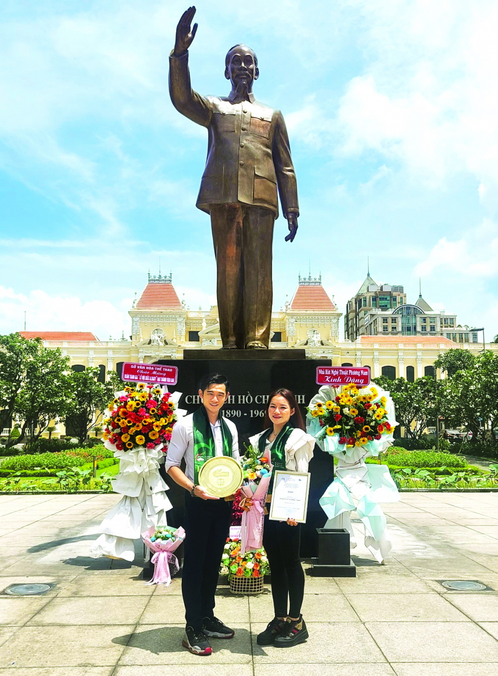 Hiển Phước và Thanh Hoa dâng hoa và báo công tại tượng đài Chủ tịch Hồ Chí Minh (TPHCM) ẢNH: NGỌC TUYẾT