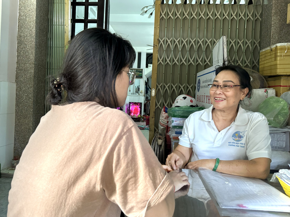 Cô Trương Thị Hậu lắng nghe câu chuyện của 1 người phụ nữ ngay tại nhà mình - cũng là địa điểm đặt địa chỉ tin cậy cộng đồng - ẢNH: DIỄM TRANG