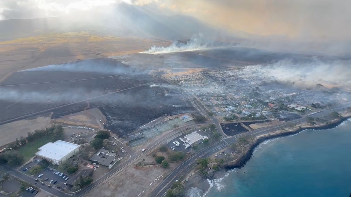 Quang cảnh từ trên cao khi khói bốc lên từ các khu vực bị cháy ở Maui, Hawaii, Mỹ ngày 9/8