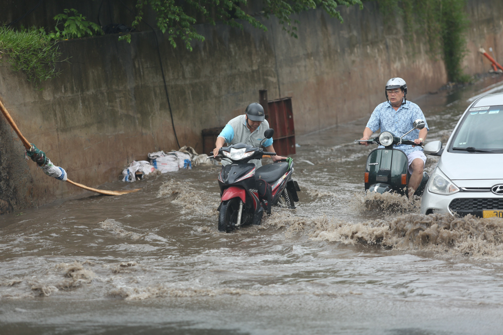 Ghi nhận của PV tại đường Âu Cơ (Tây Hồ, Hà Nội) tuyến đường ngập úng nặng sau cơn mưa lớn.