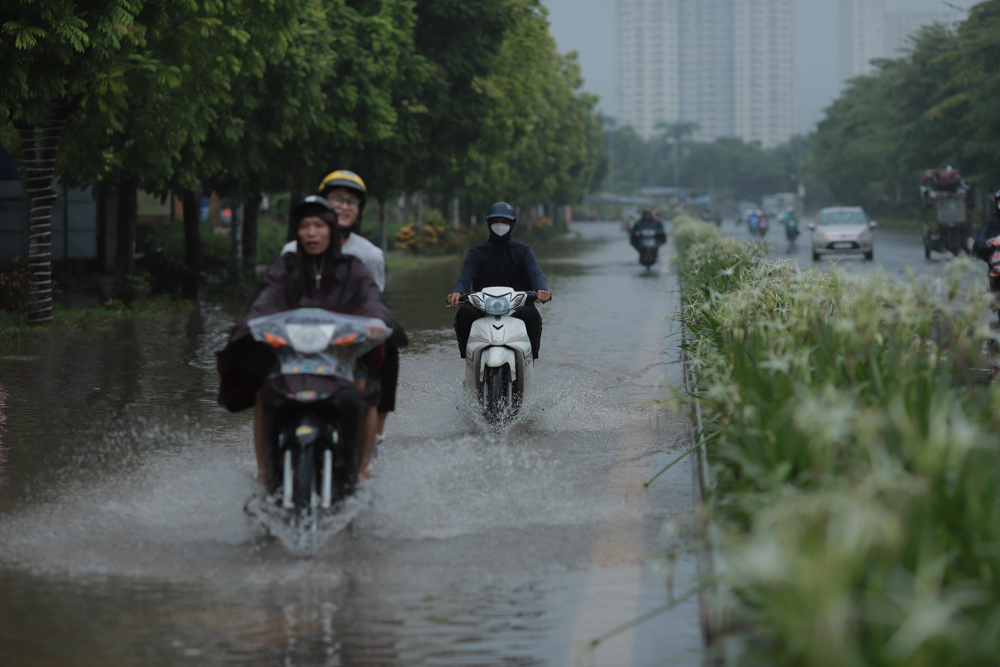 Ghi nhận của PV tại một đoạn trên đường đại lộ Chu Văn An vẫn còn ngập úng sau khi cơn mưa kết thúc.