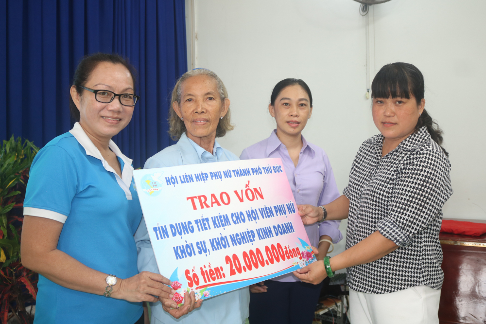 Bà Đỗ Thị Yến (bìa phải) - Phó chủ tịch thường trực Hội LHPN TP Thủ Đức - trao bảng tượng trưng vốn hỗ trợ  chị em khởi nghiệp, khởi sự kinh doanh. 