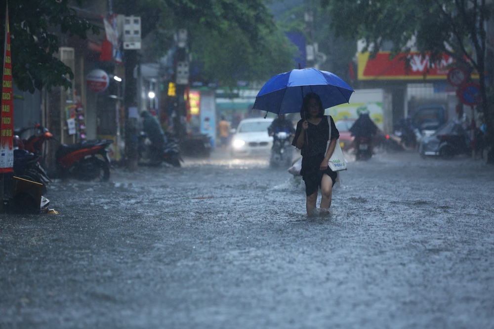 Ghi nhận tại phố Vương Thừa Vũ, một đoạn đường bị ngập úng chỉ sau khi mưa lớn 1 tiếng.