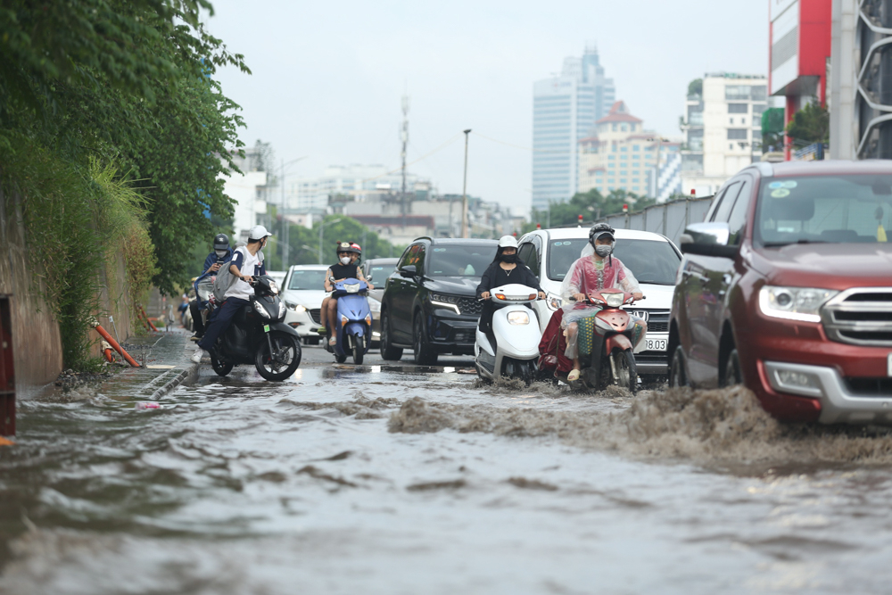 Từ 8h sáng ngày 11/8, Hà Nội đón cơn mưa lớn kéo dài trong nhiều giờ đồng hồ khiến nhiều tuyến đường rơi vào ngập úng