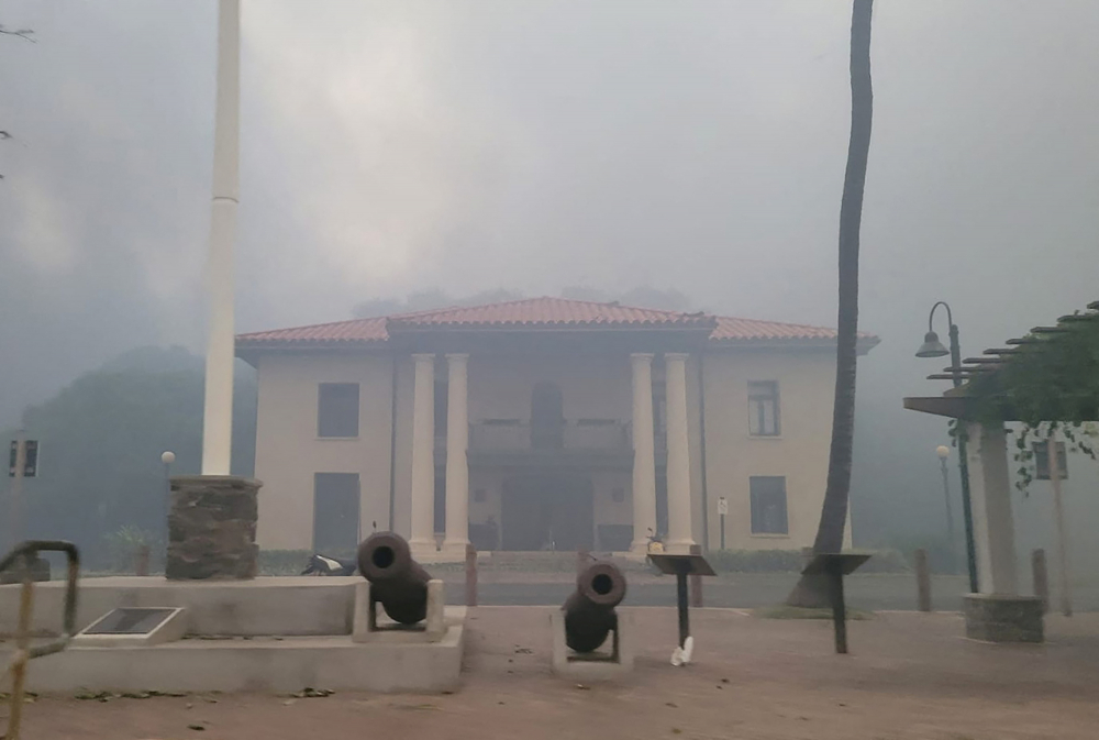 Khói che khuất tòa án Lahaina cũ khi cháy rừng do gió lớn phá hủy một phần lớn thị trấn lịch sử Lahaina, Hawaii, vào ngày 9/8 - Ảnh: REUTERS