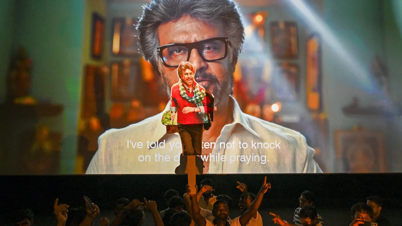 Người hâm mộ nhảy múa trước màn hình trong buổi công chiếu bộ phim mới nói tiếng Tamil Jailer ở Mumbai hôm 10/8 - Ảnh: Punit Paranjpe/AFP