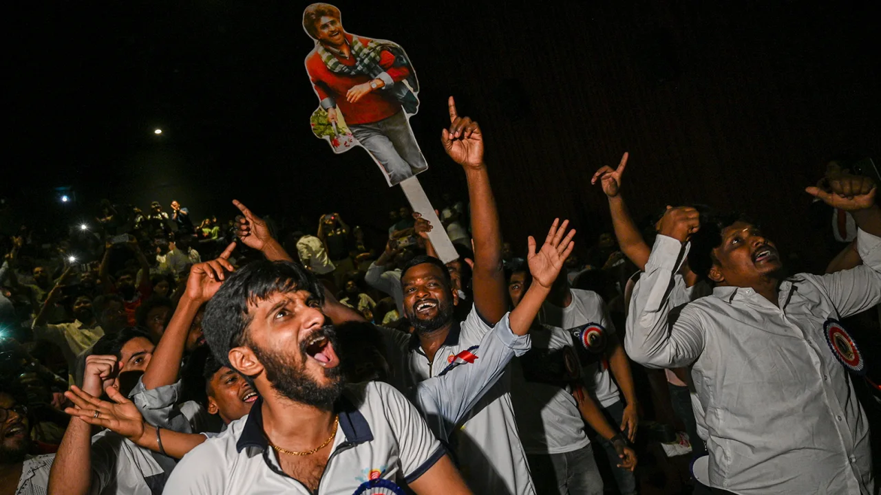 Người hâm mộ nam diễn viên Ấn Độ Rajinikanth nhảy múa khi họ ăn mừng ngày ra mắt bộ phim mới nhất Jailer, bên trong một rạp chiếu phim ở Mumbai hôm 10/8 - Ảnh: AP