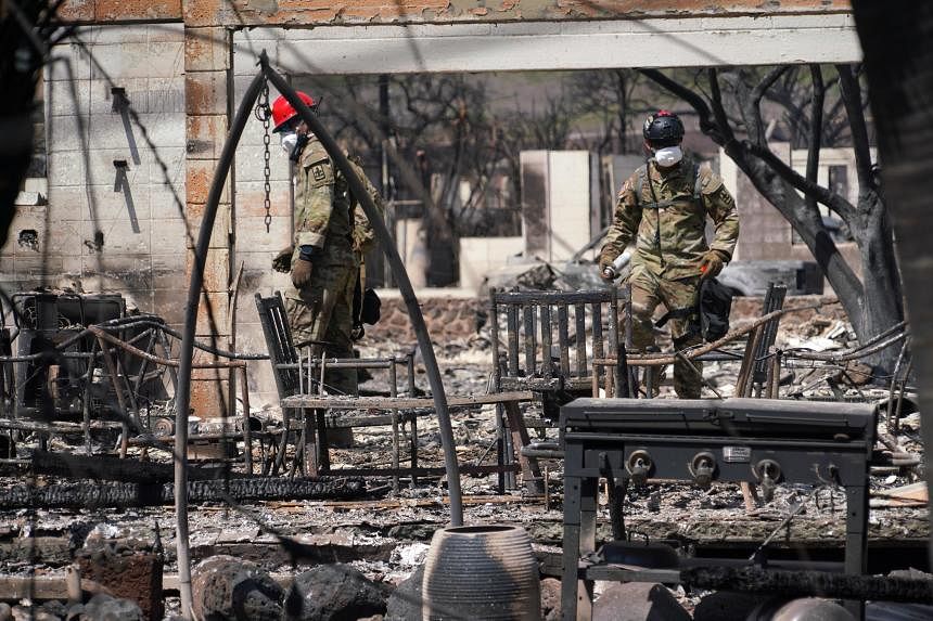 Lực lượng cứu hộ tích cực tìm kiếm người sống sót, người bị nạn sau đám cháy.