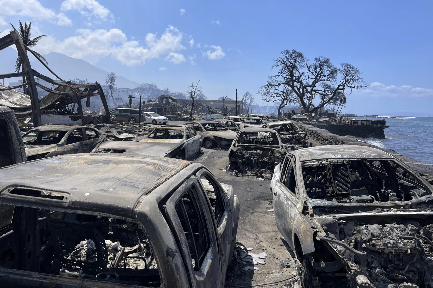 Những chiếc ô tô bị cháy đen nằm ngổn ngang trên đường phố tại thị trấn Lahaina, nơi từng là điểm thu hút khách du lịch lớn của tiểu bang Hawaii- Ảnh: AP