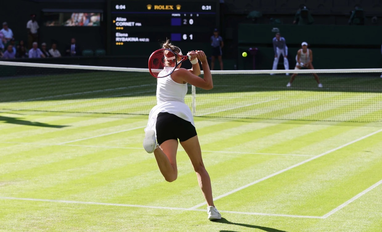 Hình 1: Tay vợt Elena Rybakina mặc quần đùi tối màu tại giải vô địch quần vợt Wimbledon 2023 ở London. (Ảnh: ROB NEWELL/GETTY IMAGES)
