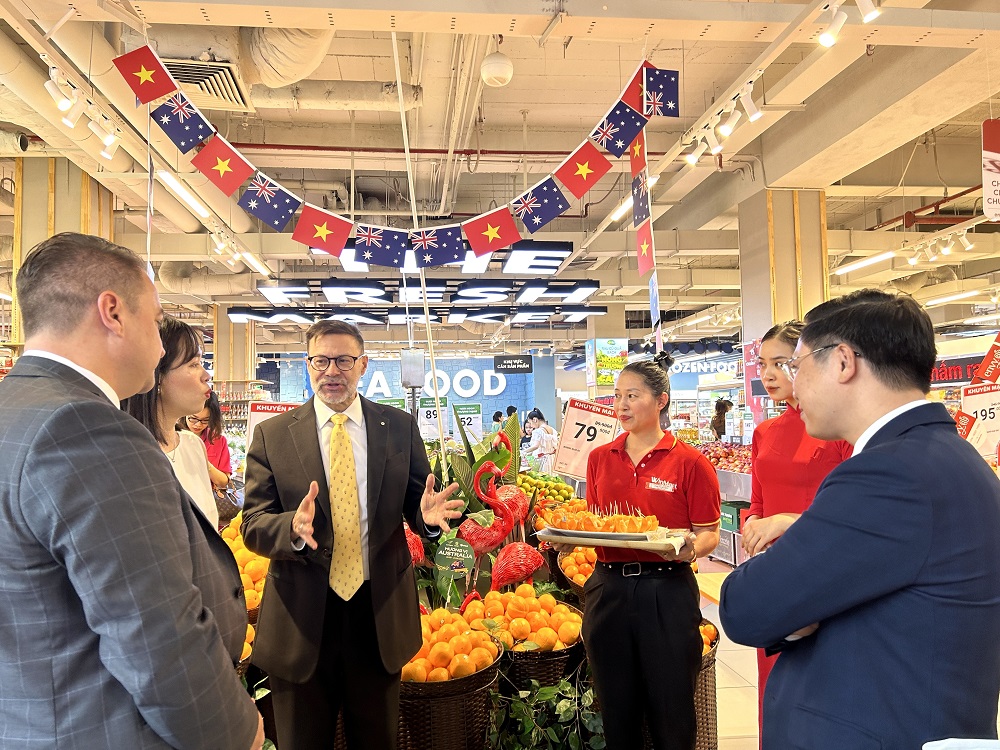 Hoạt động ăn thử sản phẩm tại lễ hội “Hương vị Australia 2023” - Ảnh: WinCommerce