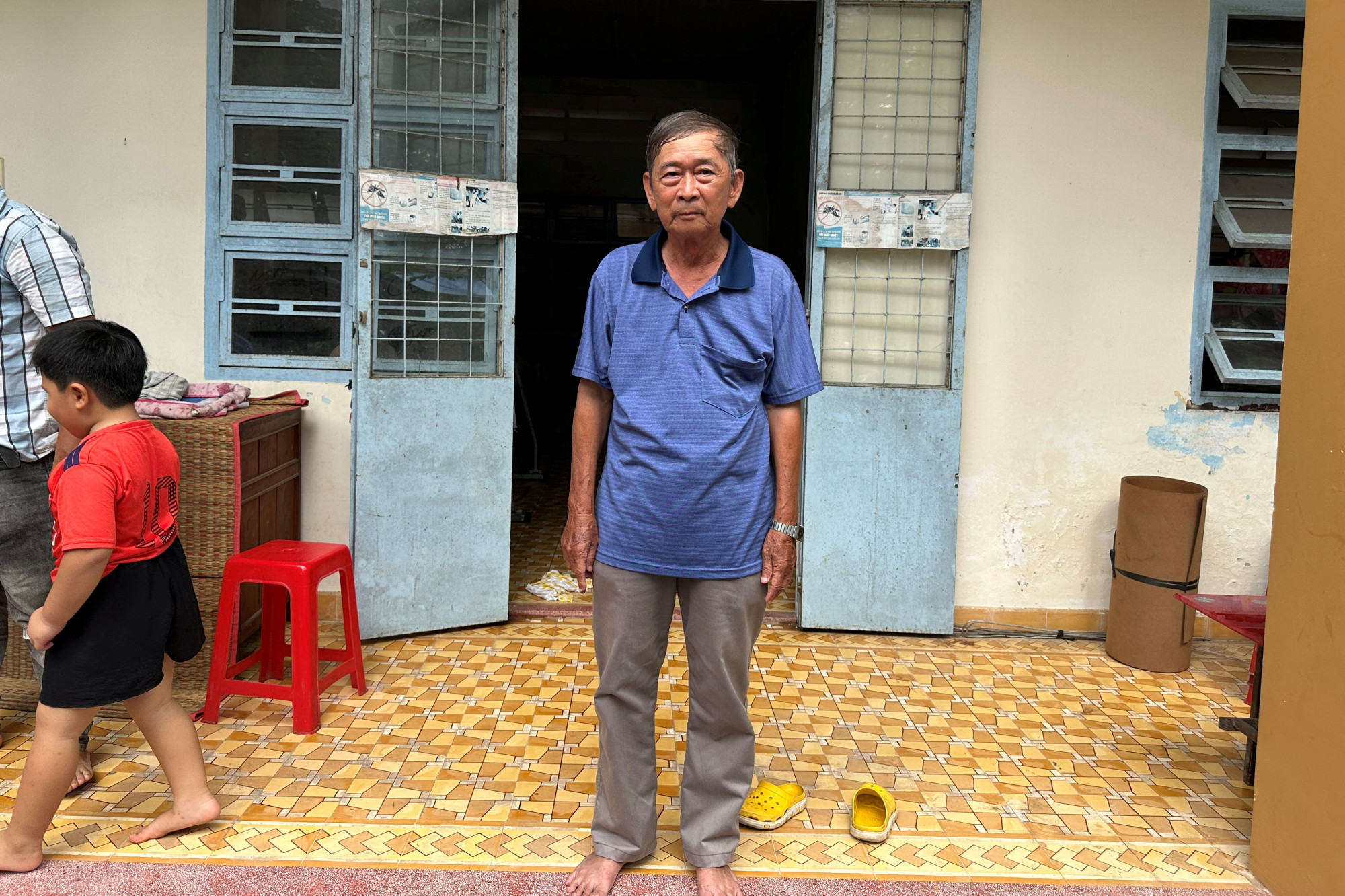 Nhà cửa không còn sau vụ sạt lở ven bờ sông Tiền, ông Dương Văn Tươi cùng các thành viên trong gia đình phải ở tạm tại Nhà văn hóa 
