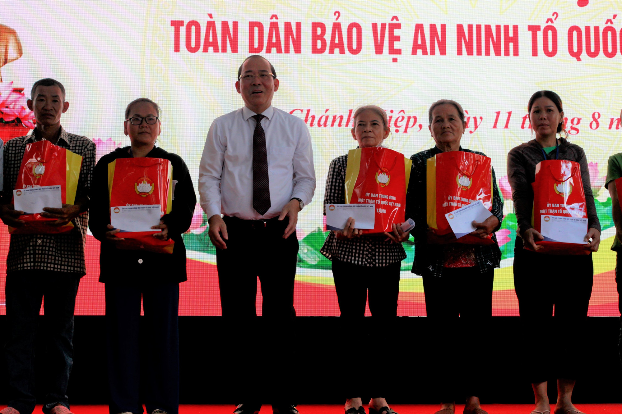 Phó chủ tịch Ủy ban Trung ương MTTQ Việt Nam Hoàng Công Thủy trao thưởng những tập thể, cá nhân có thành tích xuất sắc trong phong trào toàn dân bảo vệ an ninh Tổ quốc
