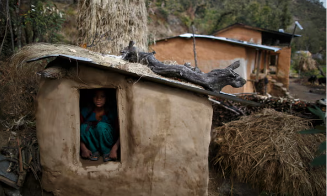 Một cô gái tuổi teen ngồi trong túp lều ở một ngôi làng phía tây Nepal. Việc thực hành chhaupadi đã bị cấm vào năm 2005 nhưng vẫn ăn sâu vào khu vực. 