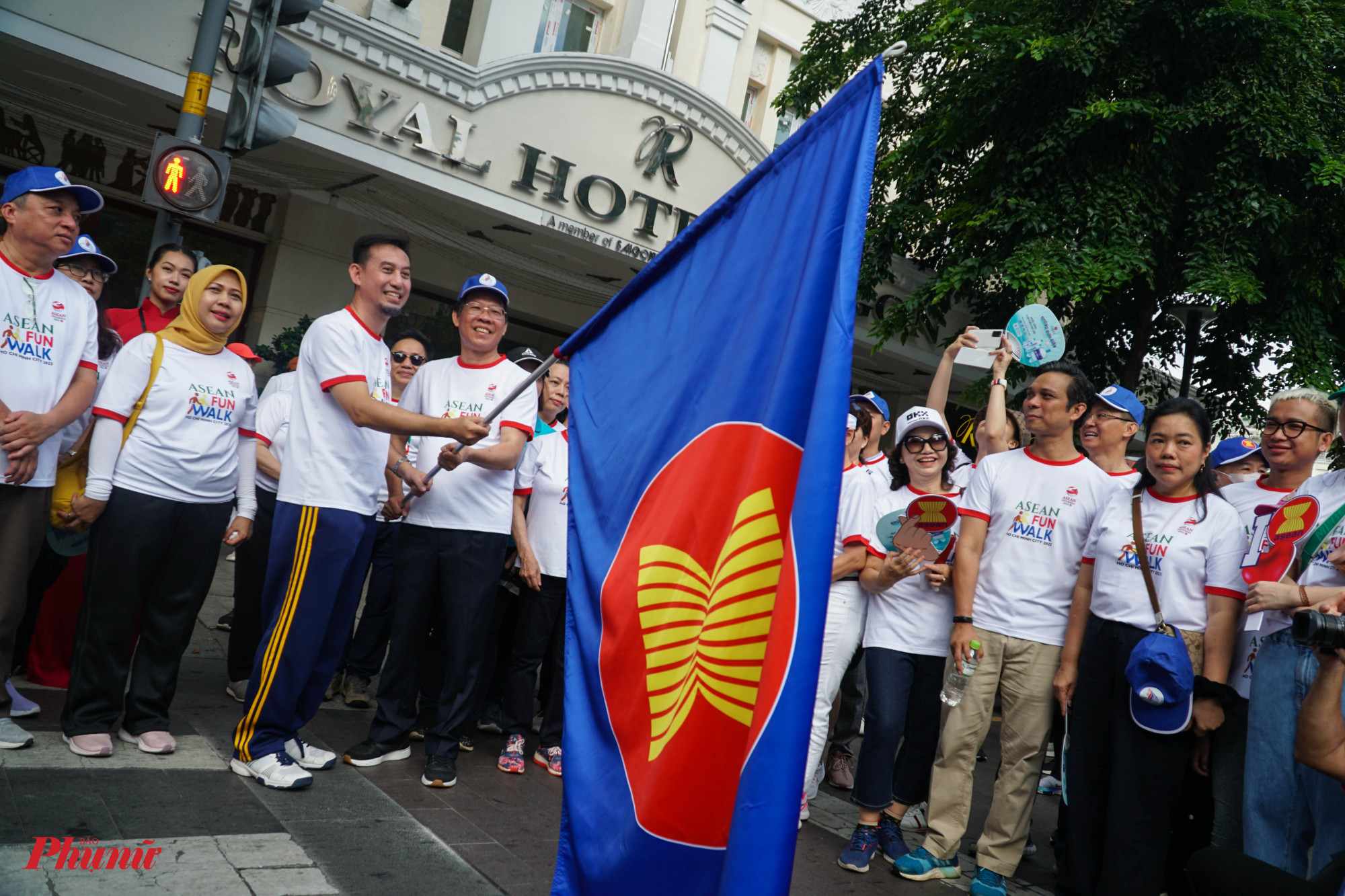 Ông Phan Văn Mãi - Chủ tịch UBND TP tặng hoa cảm ơn Tổng Lãnh sự quán Indonesia tại thành phố Hồ Chí Minh - nước Chủ tịch ASEAN
