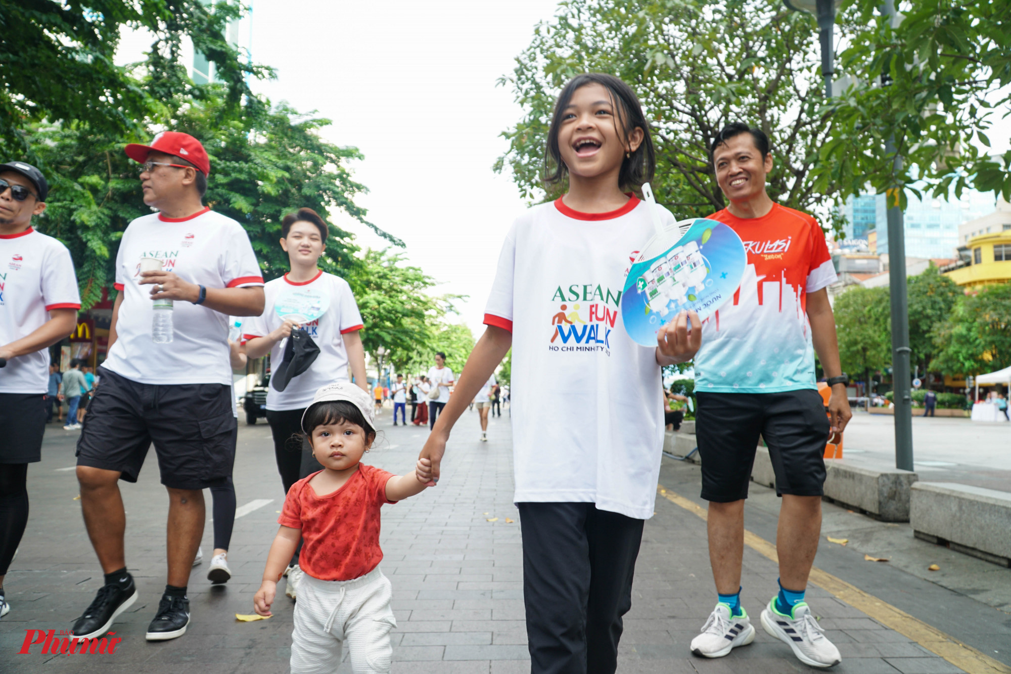 Cộng đồng ASIAN đang sinh sống và làm việc tại TPHCM cũng gia đình cũng tham gia chương trình đi bộ đồng hành sáng nay