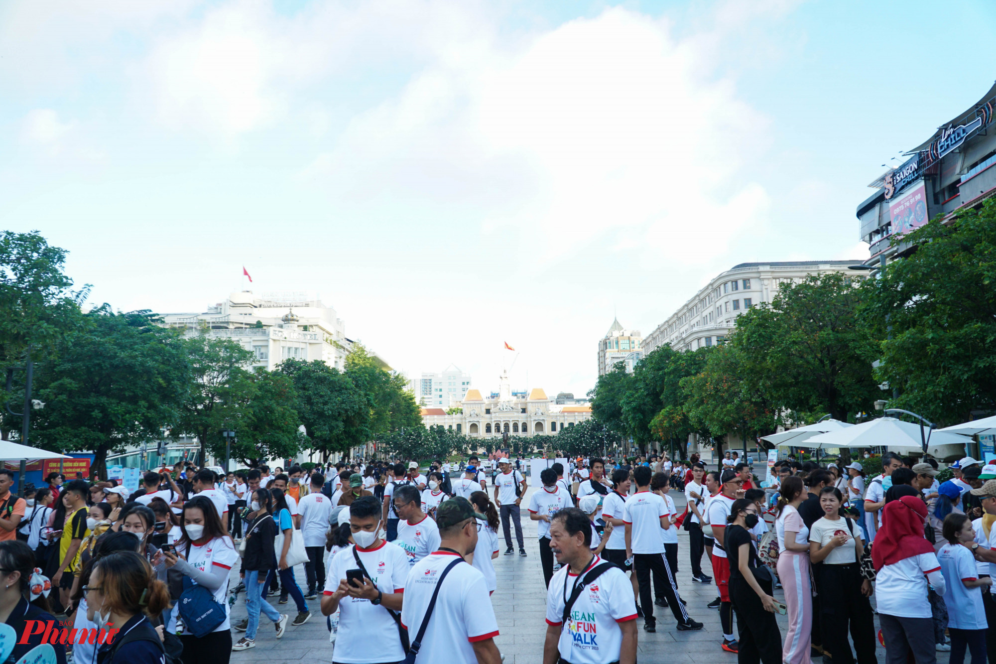 Từ 6g sáng, rất đông các thành viên tham gia sự kiện đã có mặt tại Phố đi bộ Nguyễn Huệ để giao lưu, trò chuyện