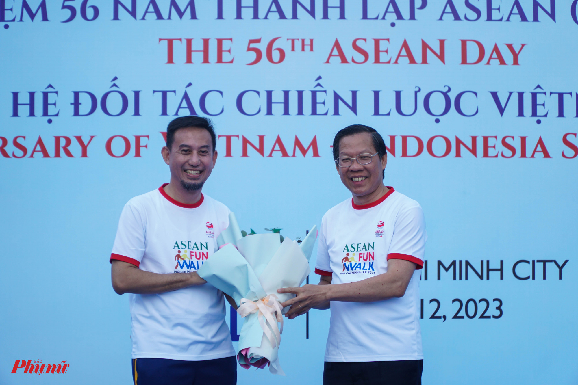 Ông Phan Văn Mãi - Chủ tịch UBND TP tặng hoa cảm ơn Tổng Lãnh sự quán Indonesia tại thành phố Hồ Chí Minh - nước Chủ tịch ASEAN 