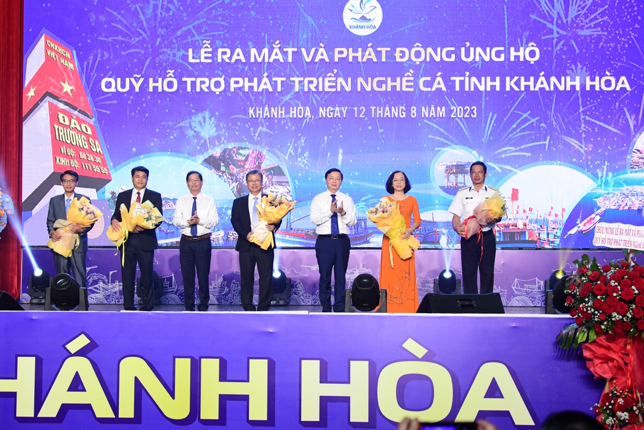 Phó Thủ tướng Chính phủ Trần Hồng Hà và Chủ tịch UBND tỉnh Khánh Hòa Nguyễn Tấn Tuân tặng hoa chúc mừng Hội đồng quảng lý Quỹ