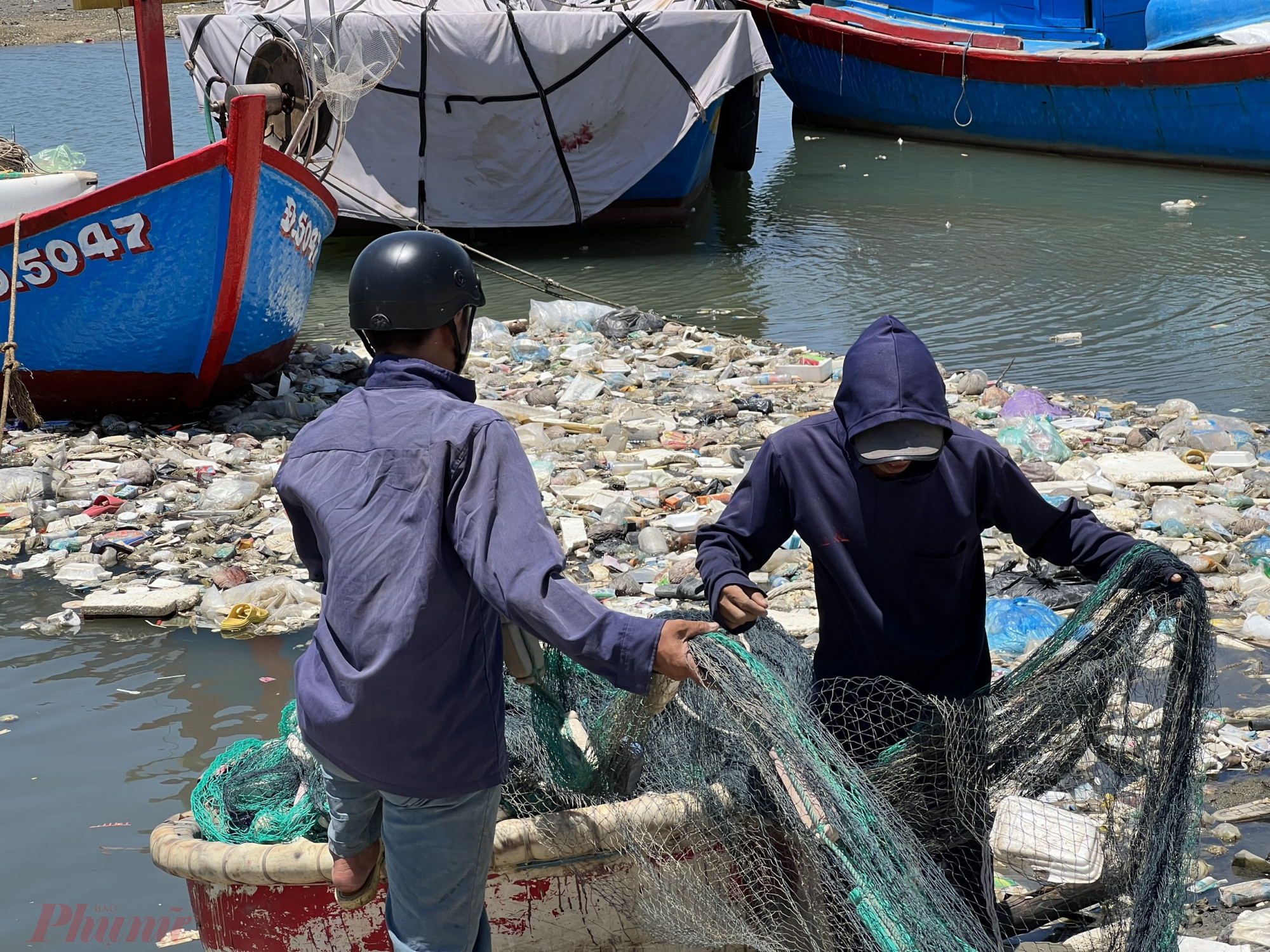 Những ngày hè nắng oi bức, đầm nước mặn Sa Huỳnh cạn nước, mùi hôi của bùn, sình và mùi hôi thối nồng nặc từ hàng trăm loại rác thải trên mặt đầm nước bốc lên khiến người dân sống ở quanh khu vực này rơi vào cảnh khốn khổ.