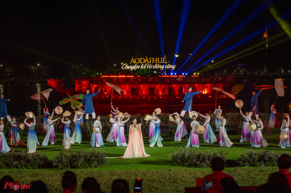 Sân khấu Lễ hội áo dài Huế 2023 lấy bối cảnh dòng sông Hương, khán giả được nhìn ngắm vẻ đẹp của hàng trăm tà áo dài cùng dòng sông trữ tình lung linh sắc màu