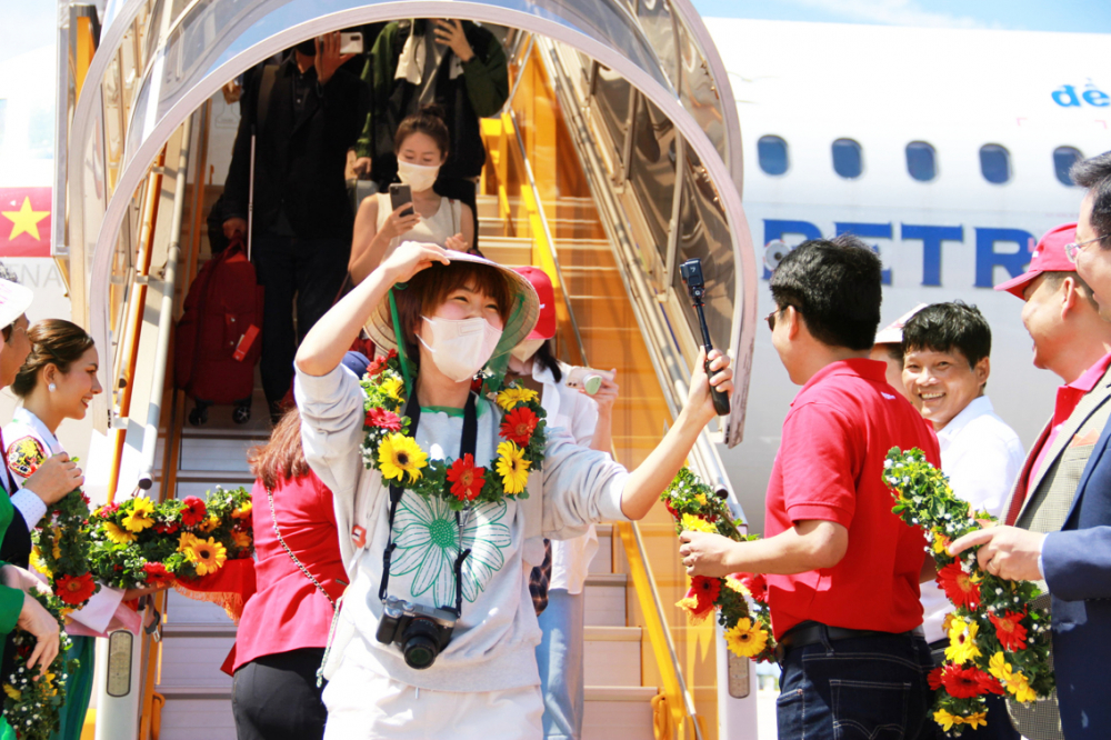 Du khách Hàn Quốc đến tỉnh Khánh Hòa vào tháng 5/2022 - ẢNH: HUYỀN HOA