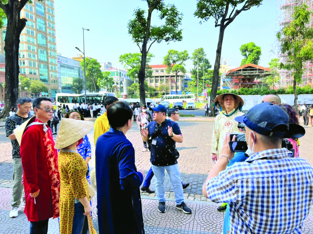 Đoàn khách Trung Quốc tham quan Bưu điện TPHCM sáng 28/3 - ẢNH: QUỐC THÁI