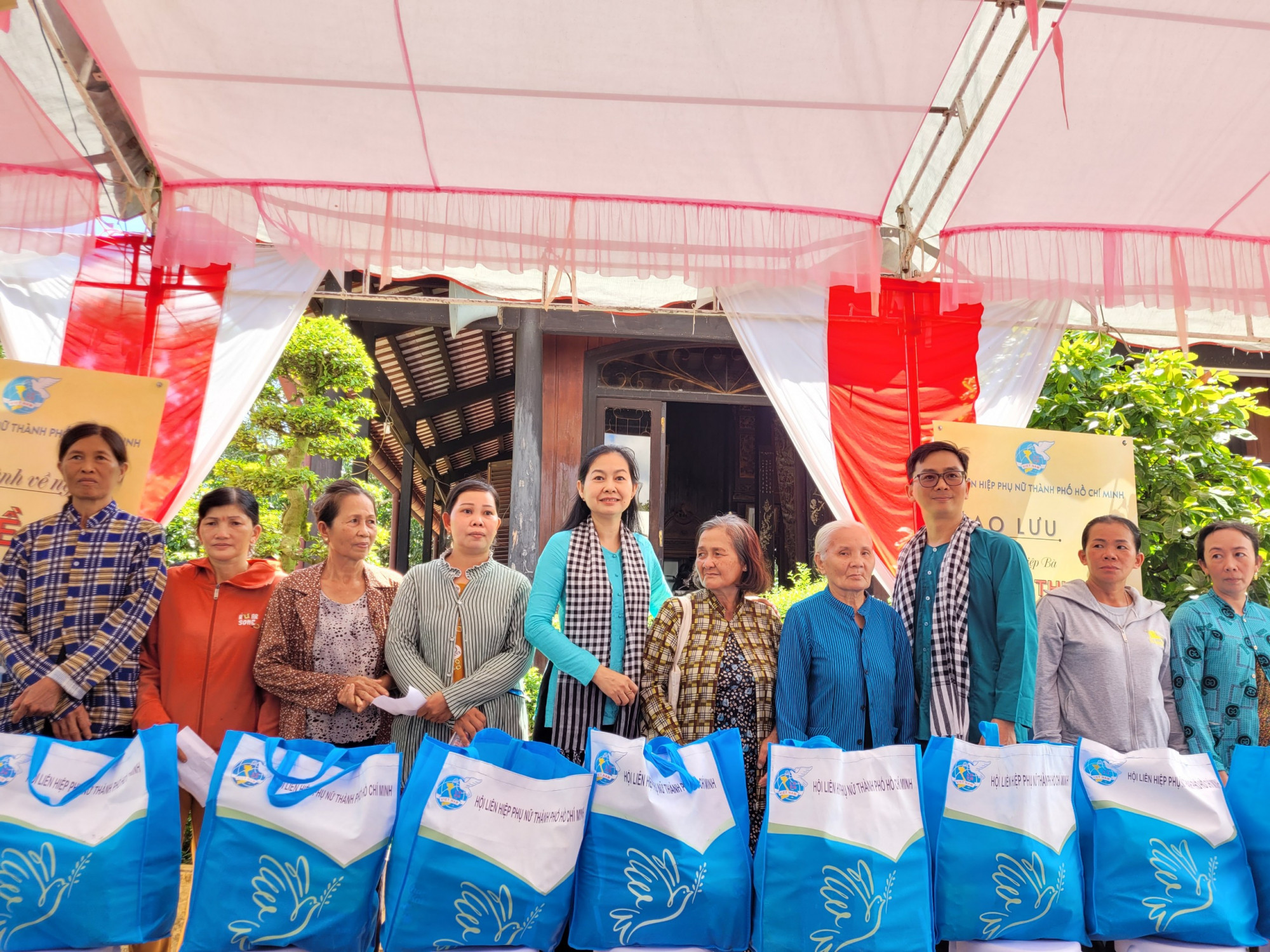 Trao tặng 50 phần quà cho các hội viên có hoàn cảnh khó khăn tại xã Long Hưng, huyện Châu Thành, tỉnh Tiền Giang