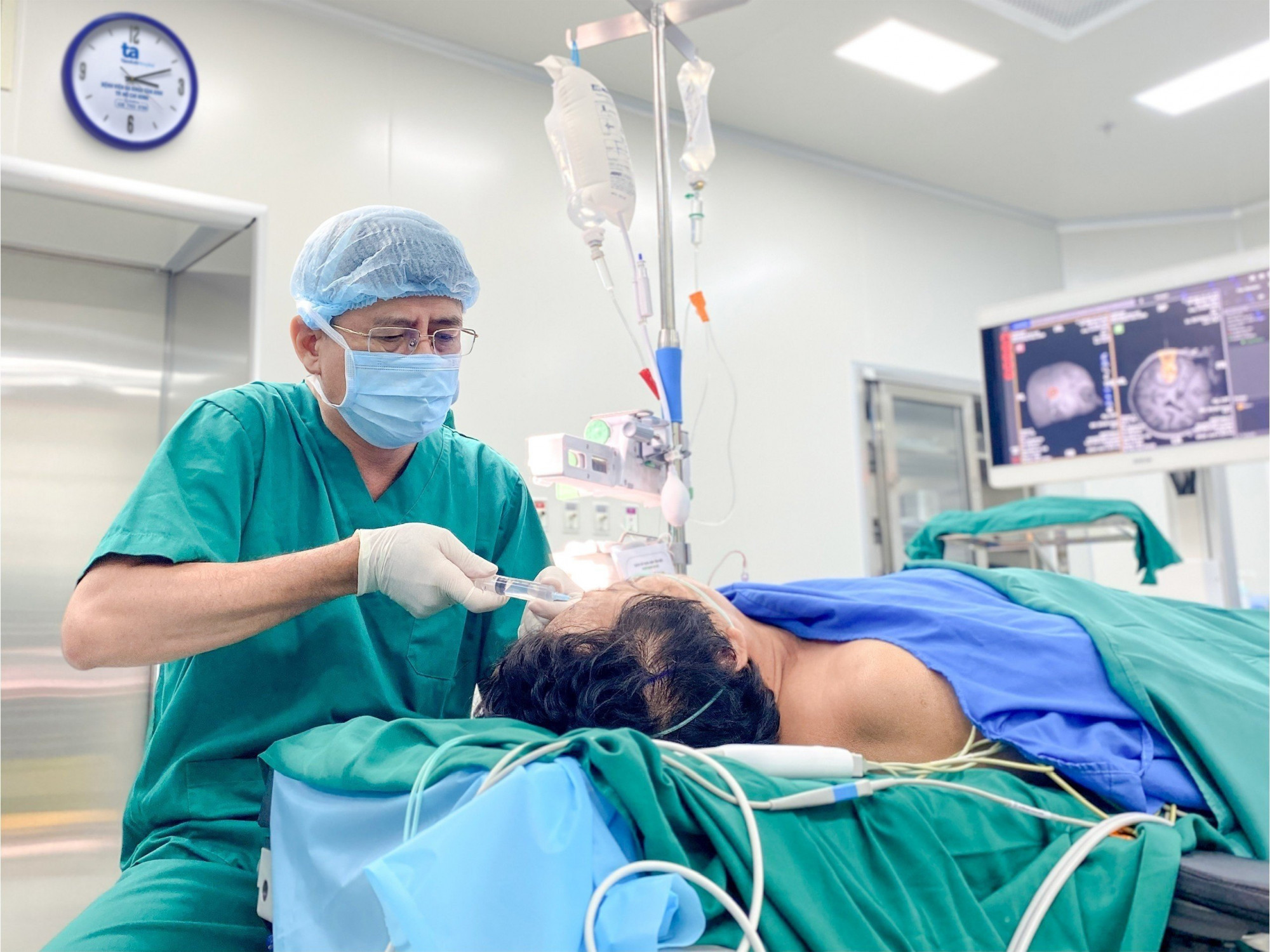 Bác sĩ Lưu Kính Khương gây tê cục bộ cho người bệnh trước ca mổ - Ảnh: Nguyễn Trăm