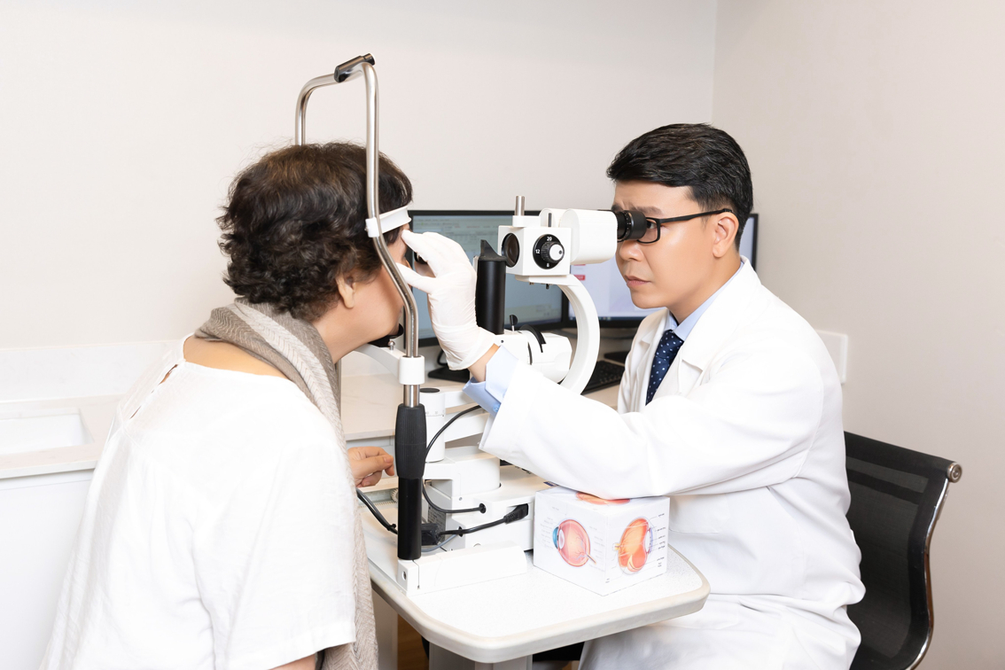 Bác sĩ  Trần Đình Minh Huy kiểm tra mắt cho bệnh nhân có dấu hiệu nhìn mờ - ẢNH: T.H.