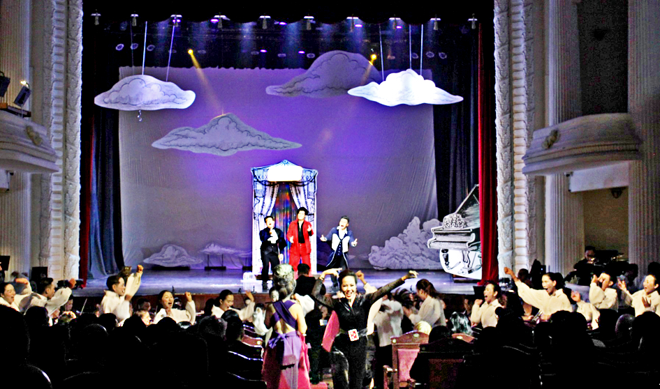 Lấy bối cảnh là một nhà hát giả tưởng, vở nhạc kịch Quả phụ vui tính biến cả khán phòng Nhà hát TPHCM thành sân khấu biểu diễn
