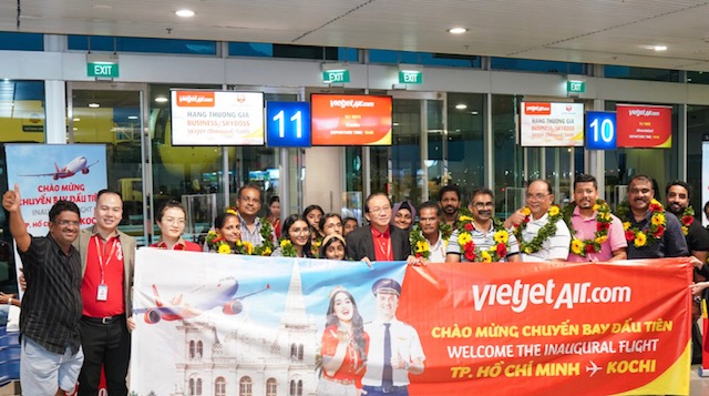 Hành khách vui mừng và hào hứng trước chuyến bay đầu tiên từ TPHCM đi Kochi - Ảnh: Vietjet