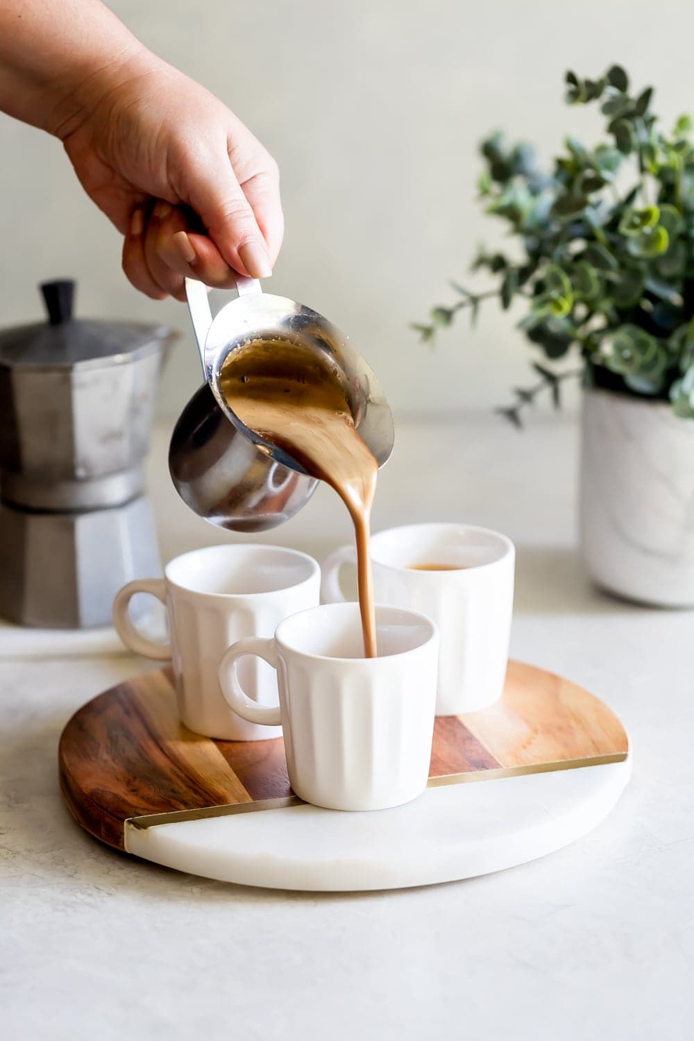 Nó bao gồm một ly espresso được làm ngọt bằng đường demerara trong khi ủ. Loại cà phê espresso này được tạo ra bằng cách pha cà phê rang sẫm màu hơn với đường, tạo ra bọt màu nâu nhạt trên cà phê. Cà phê espresso kiểu Cuba được coi là tiêu chuẩn vào giữa buổi chiều thường được phục vụ cùng với một ly nước. 