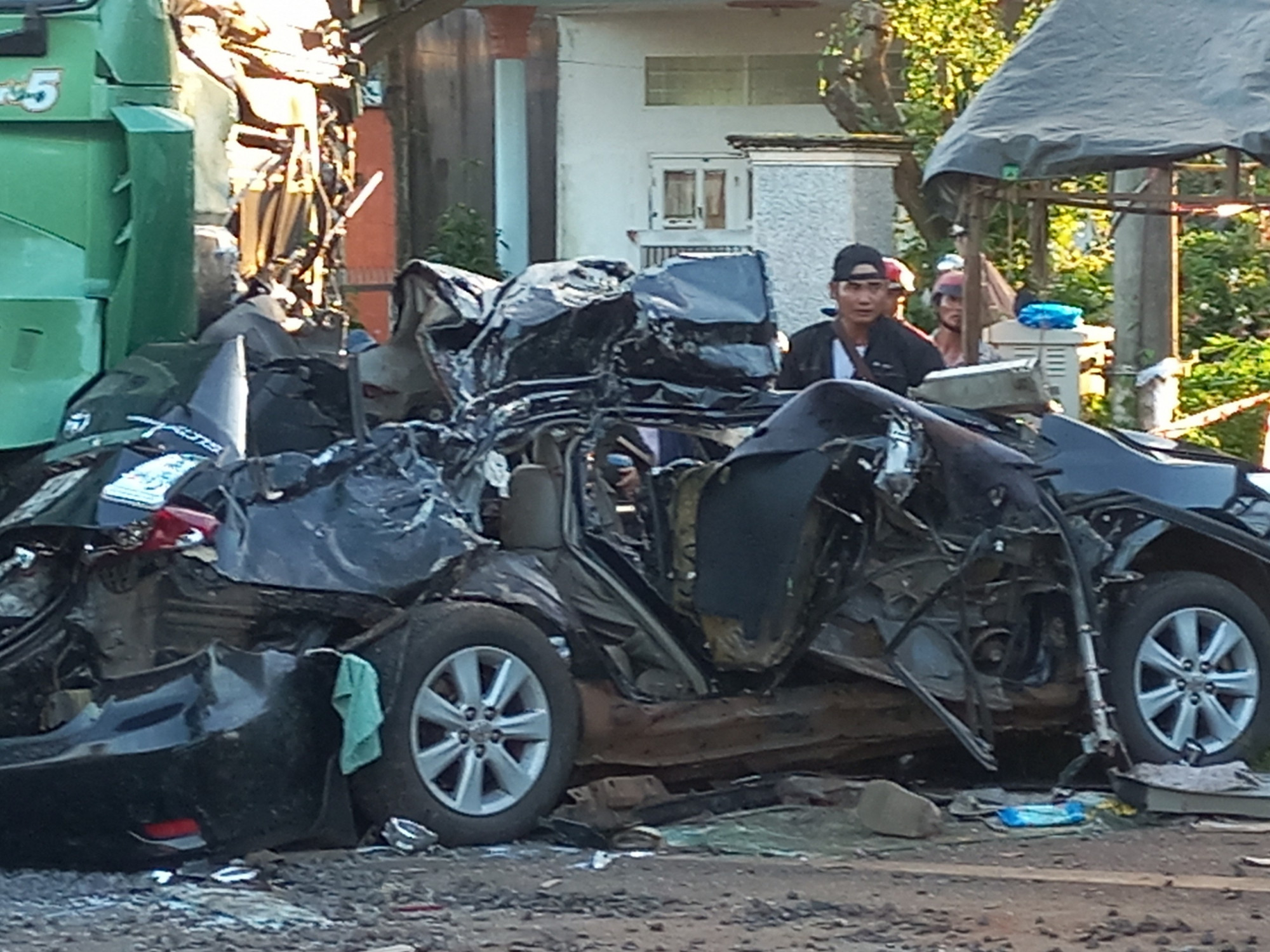 Chiếc xe ô tô con biến dạng, hư hỏng nặng sau vụ tai nạn