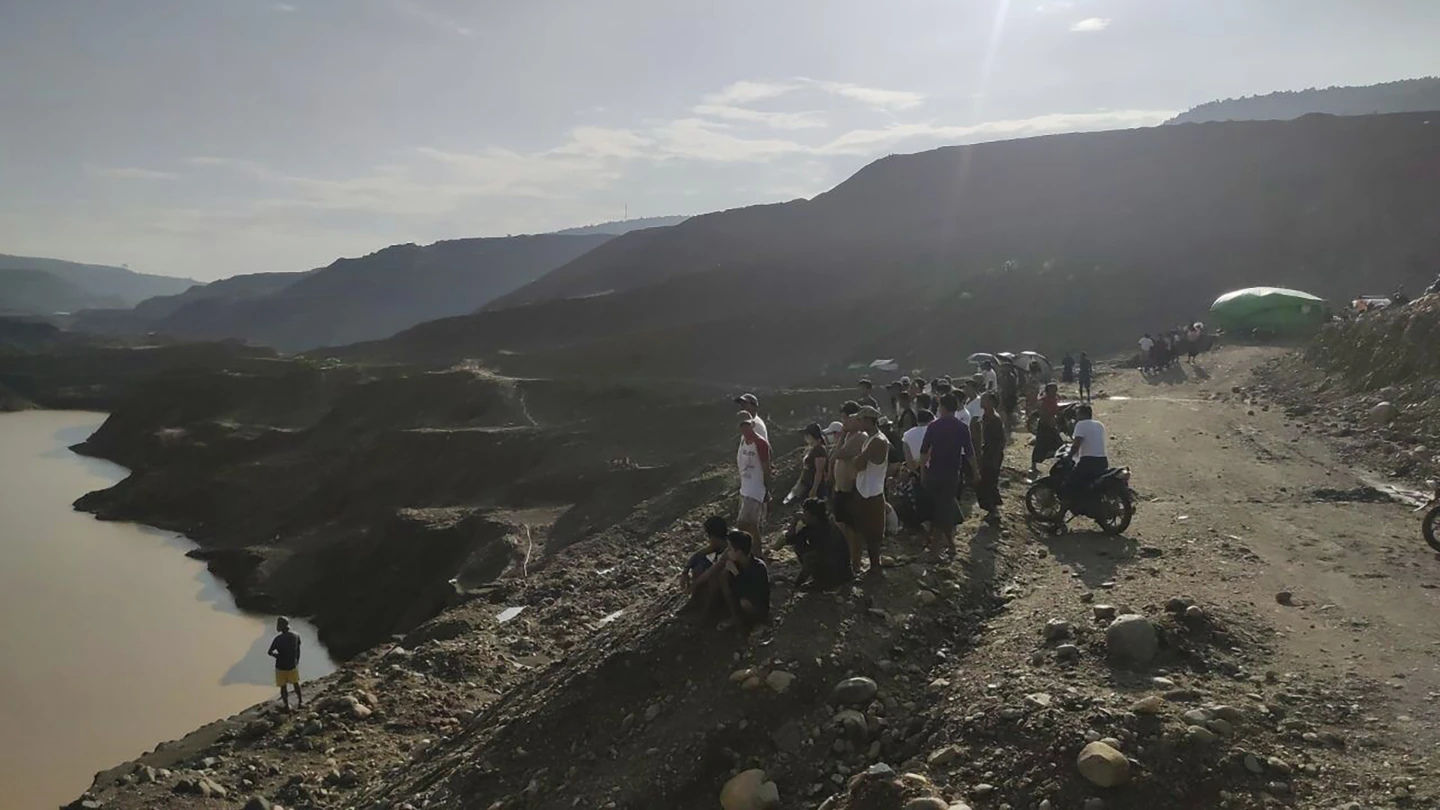 Thợ mỏ, lực lượng cứu hộ và người dân địa phương xem xét khu mỏ ngọc bích nơi xảy ra tai nạn sạt lở đất ở thị trấn Hpakant, bang Kachin, Myanmar ngày 13/8 - Ảnh: AP