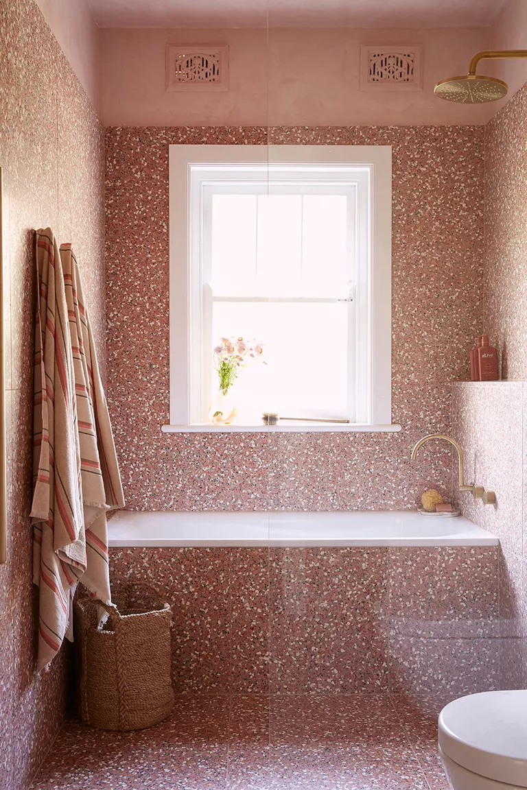 4. ĐẤT NUNG phòng tắm terrazzo màu hồng  (Tín dụng hình ảnh: Parker Studio) Hãy suy nghĩ về màu hồng và tạo ra một phòng tắm thơ mộng với đá mài. Vật liệu composite này đang tiếp tục trở thành vật liệu chính trong thiết kế nhà bếp và sàn nhà, nhưng nó cũng có thể mang lại màu sắc và độ bền cho phòng tắm. Màu hồng phấn, các phụ kiện bằng đồng và kết cấu tự nhiên như bao bố làm nổi bật khía cạnh lãng mạn của sàn và tường terrazzo . 
