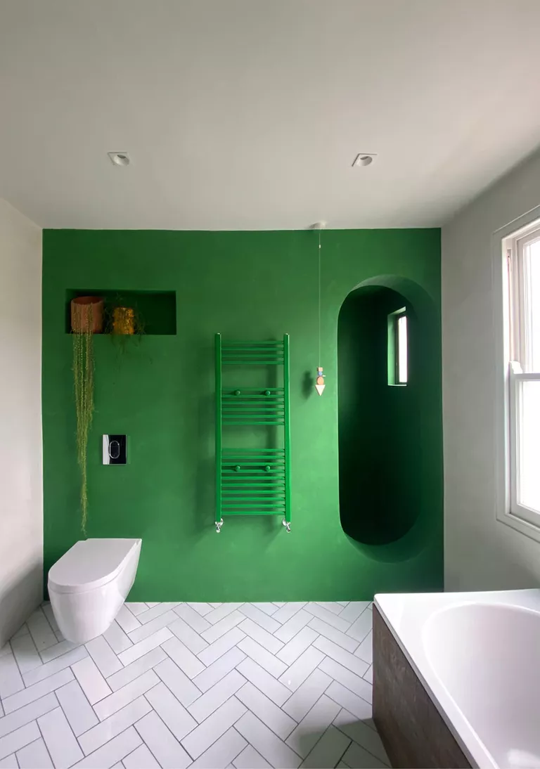VI MẠCH phòng tắm với những bức tường màu xanh lá cây và sàn vi mạch  (Tín dụng hình ảnh: Studio Rhonda) Màu sắc và độ bền kết hợp với nhau trong thiết kế phòng tắm sống động này của Studio Rhonda. Thiết kế phòng tắm vui tươi này có một vòi hoa sen, được xây dựng với sự kết hợp giữa các vi chất xanh tươi. Nhà thiết kế nội thất Rhonda Drakeford giải thích rằng màu sắc được sử dụng một cách tự do để tạo ra cảm giác thoát tục mạnh mẽ trong căn phòng này, nhưng sự lựa chọn vật liệu mới là điều khiến nó trở nên mượt mà và hấp dẫn . 