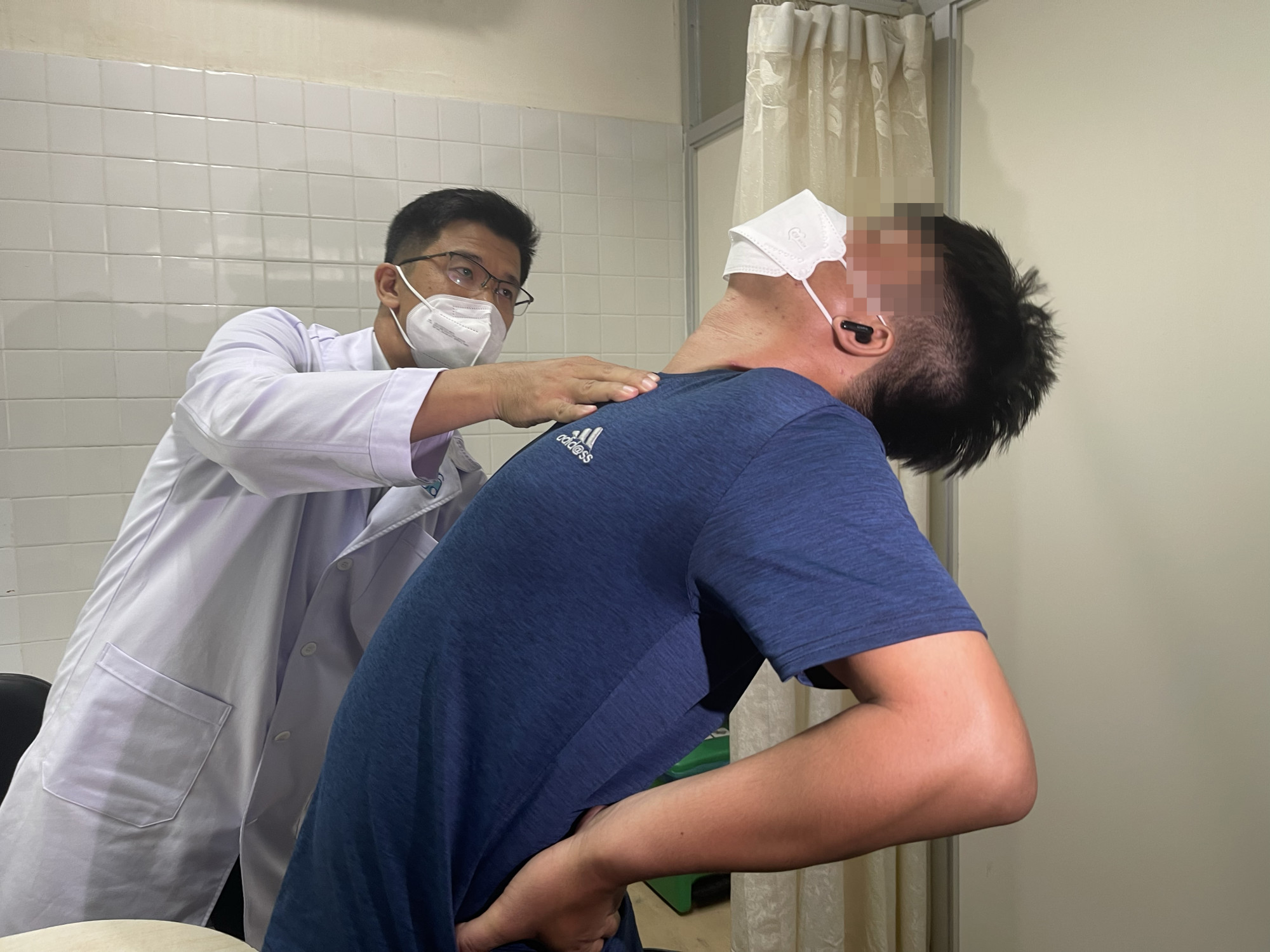 Thạc sĩ - bác sĩ Nguyễn Nhựt Linh đang khám cho một trường hợp bị chấn thương cột sống do mang vác nặng (ảnh: Thanh Huyền)